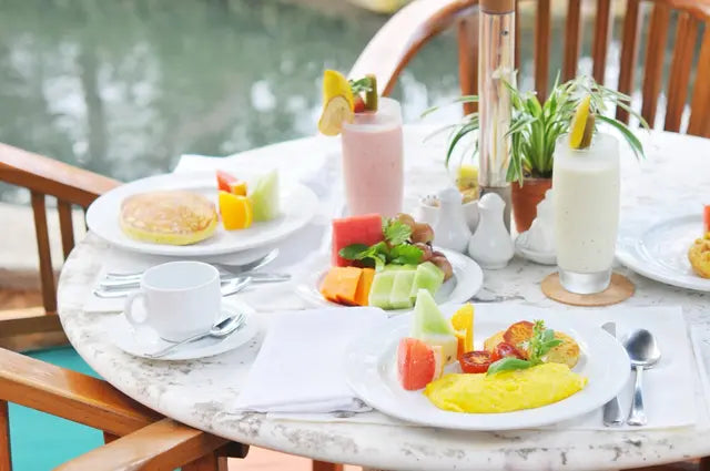 ふたりで朝食を楽しむ旅のイメージ