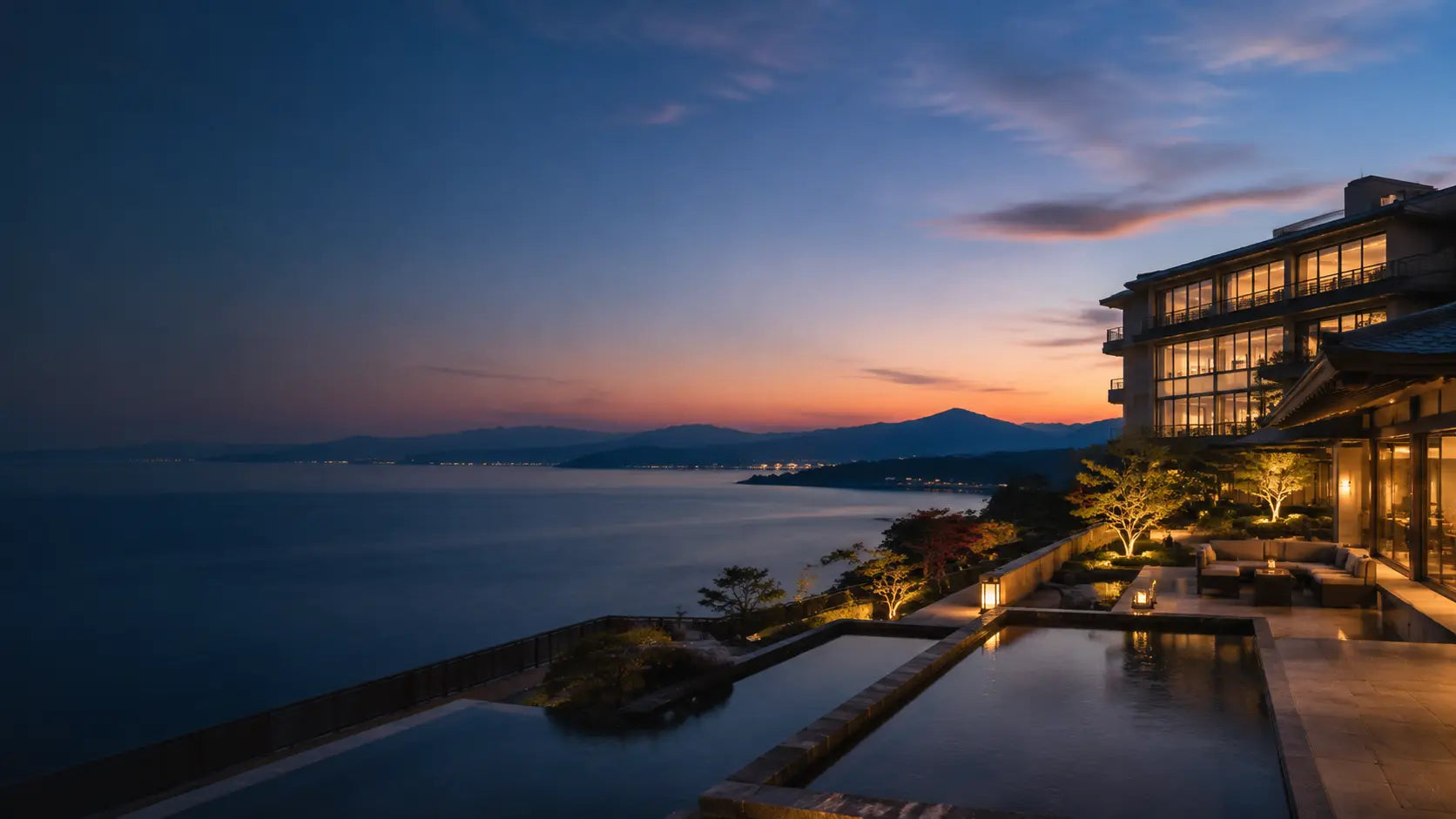 夕暮れの海と山を望むホテル・旅館の滞在イメージ
